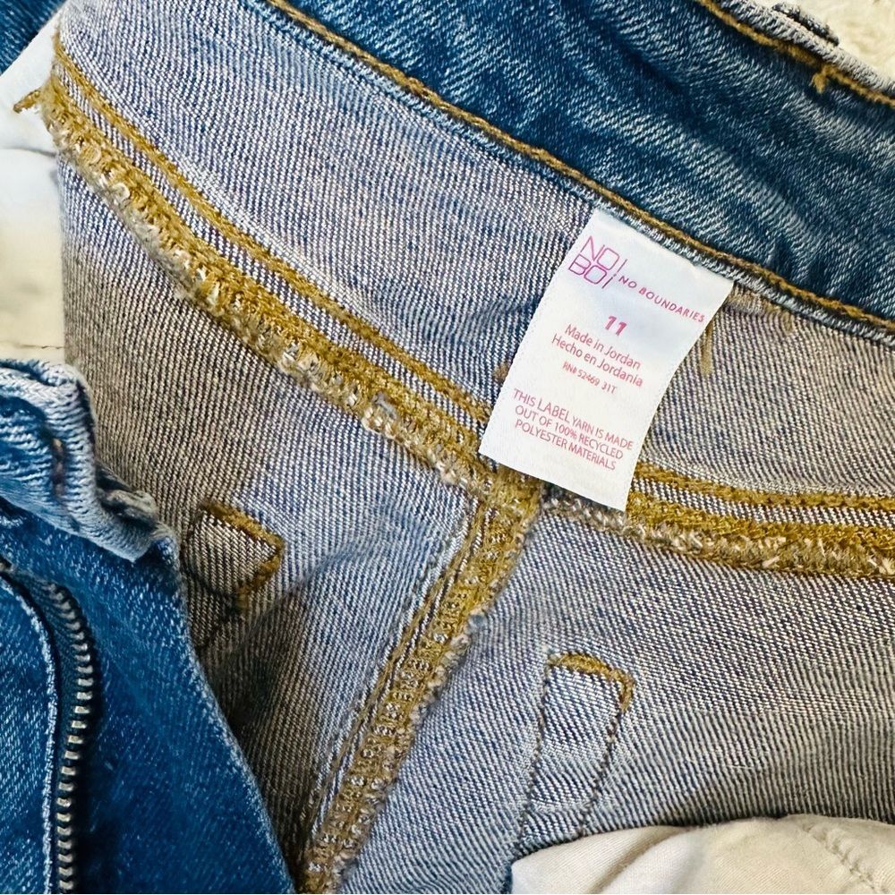 No Boundaries High Rise Mom Jeans Distressed Stretch Fray Hem NOBO Sz 11 NWT - Picture 5 of 6